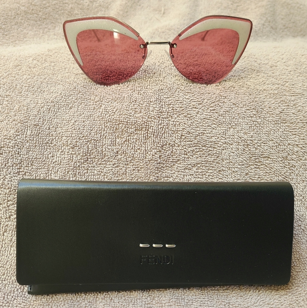 ☆☆GIFTED☆☆ Fendi Fabulous. New FENDI Pink Lens Cateye Sunglasses.